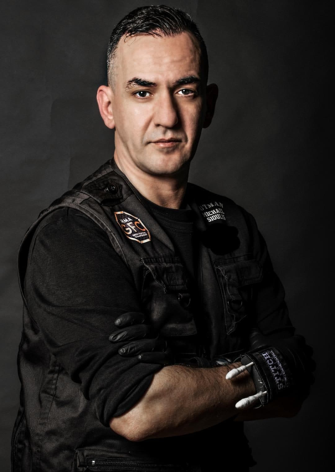 Πορτρέτο του Μιχάλη Σιούλη με τη στολή Cutman
